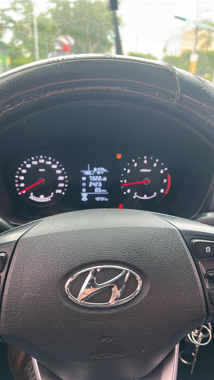 Testigo TPMS encendido en el tablero de un vehículo